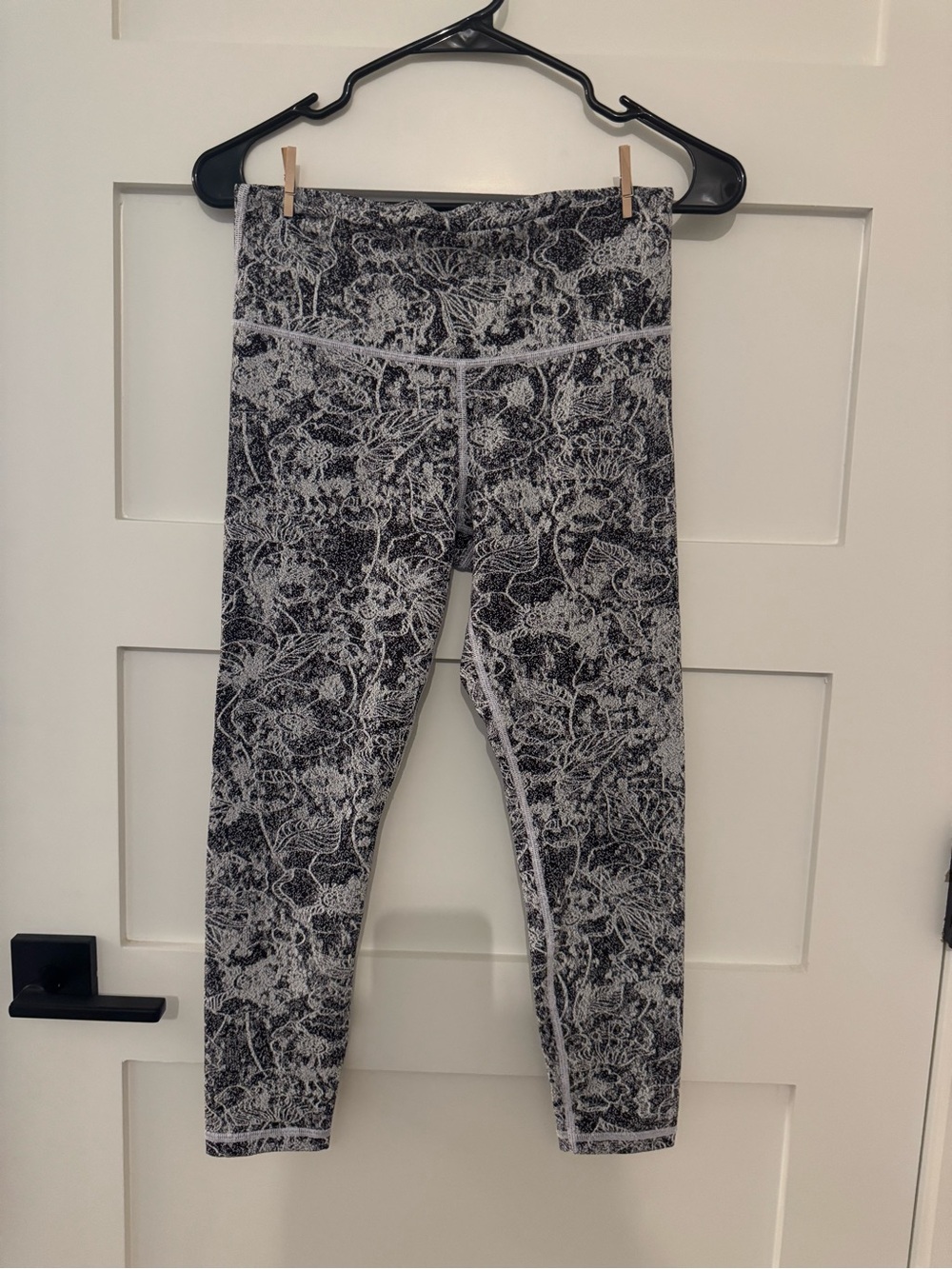 Athleta 7/8 length Black & White Patterned Performance Leggings
